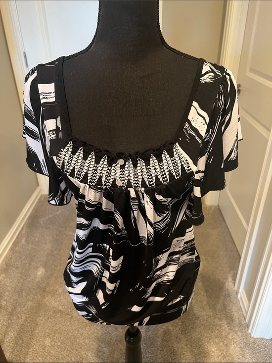 The Unbranded Brand Tops - Black & White Smocked Square-Neck Women's Blouse Size Medium